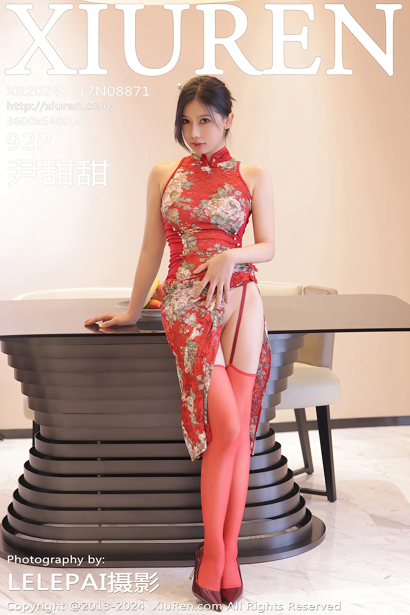 [XiuRen秀人网]No.8871_模特尹甜甜性感红色旗袍服饰配红丝吊袜半撩秀翘臀美腿诱惑写真92P-秀人网 - XiuRen.Space